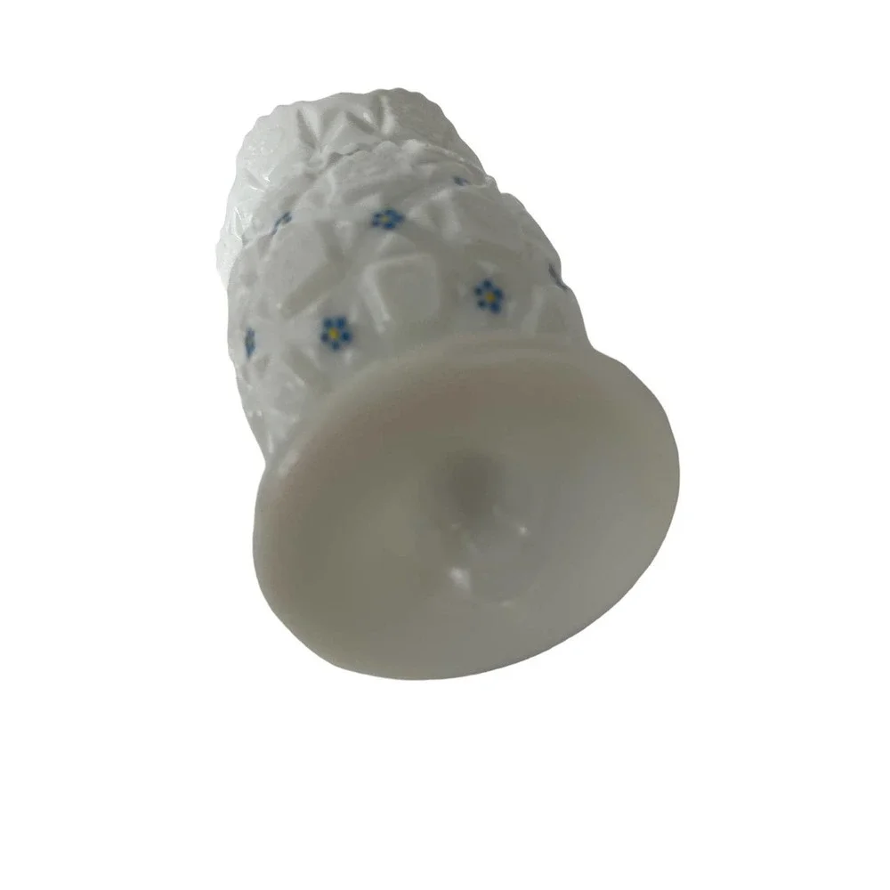 Westmoreland milk glass pedestal vase blue flower quilt‎ patten vintage